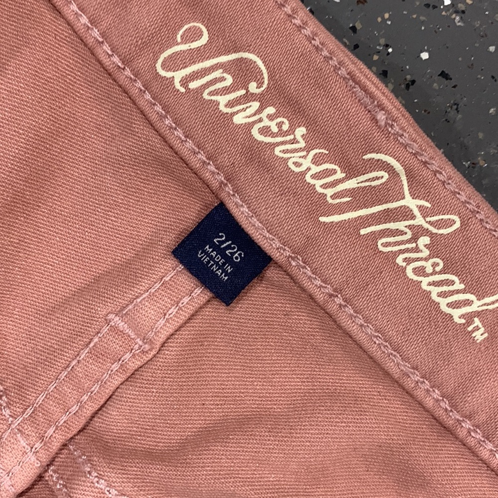 Universal Threads Shorts - Picture 2 of 3
